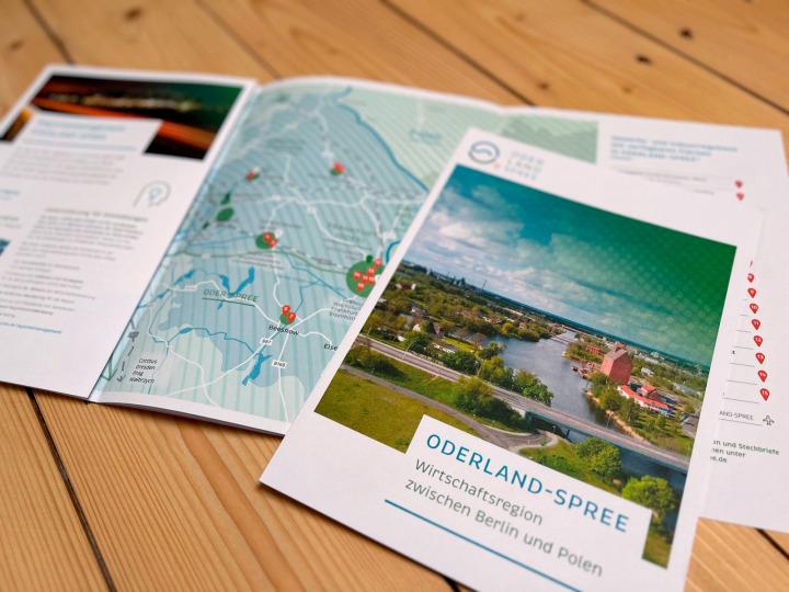 Titel und Innenseiten der Regionalbroschuere Oderland-Spree © fischundblume