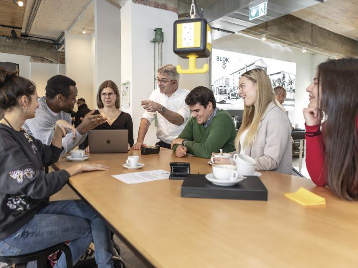 Studierende der Europa-Universität im Gespräch mit ihrem Professor © Heide Fest