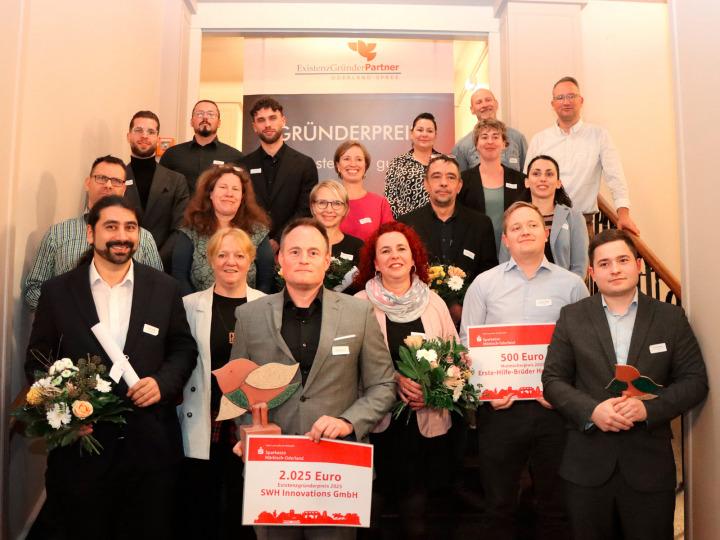 Die Finalisten und Gewinner des Existenzgründerpreises Oderland-Spree 2025 für ein Abschlussfoto vereint. © IHK Ostbrandenburg