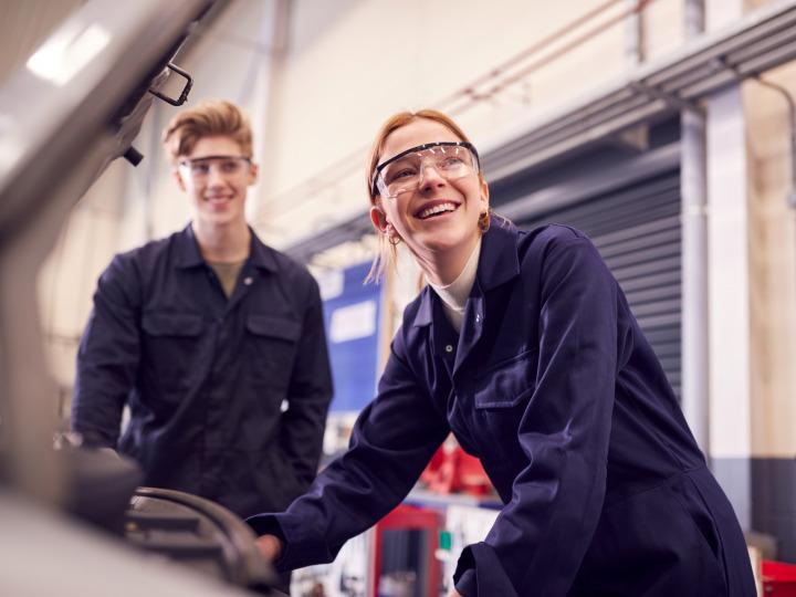 Zwei Auszubildende im Bereich Mechatronik © monkeybusinessimages/iStock