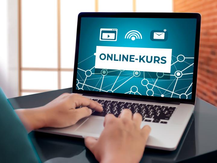 Eine Person sitzt am Laptop bei einem Online-Kurs © juststock/iStock