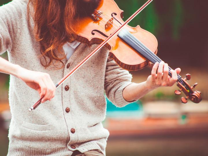 Kobieta gra na skrzypcach © Pexels/Pixabay