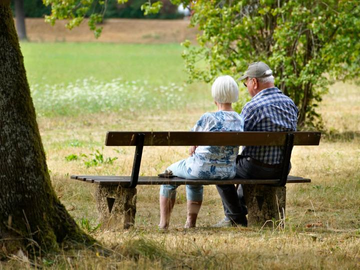 Dwóch seniorów siedzących na ławce © Beauty of Nature/Pixabay