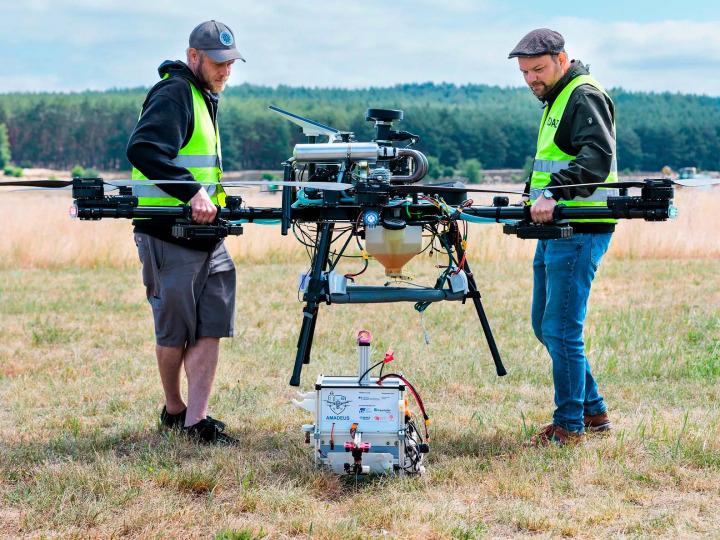 Die im Forschungsprojekt AMADEUS entwickelte 5G-Box wurde in eine Schwerlastdrohne integriert und ermöglicht den Aufbau eines autarken Breitbandnetzes für Einsatzkräfte. © Philipp Plum/Fraunhofer FOKUS