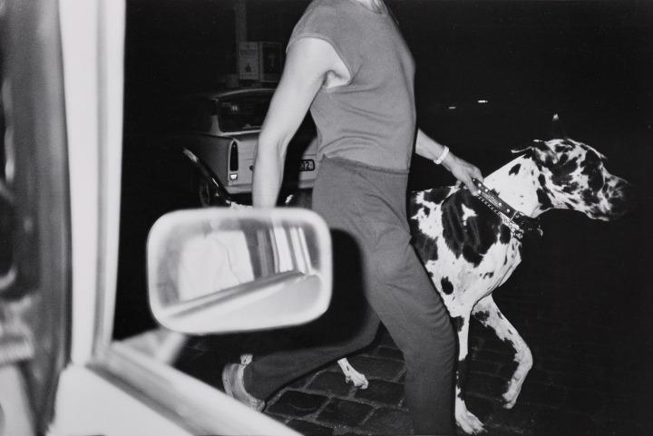 Maria Sewcz mobil (Mann mit Hund), 1990 Silbergelatineabzug © VG Bild-Kunst, Bonn 2026 Foto: Archiv BLMK