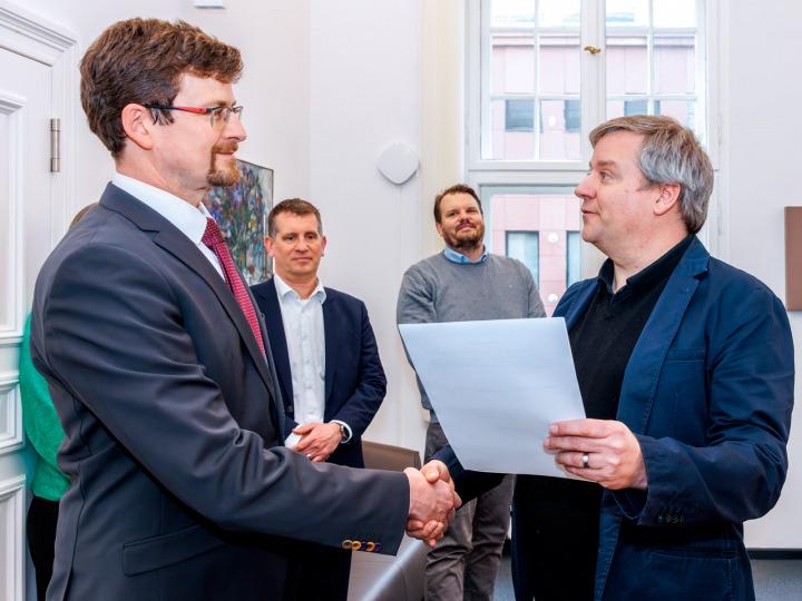 Prof. Dr. Václav Stětka erhält Ernennungsurkunde von Prof. Dr. Jan-Hendrik Passoth (ENS) © Viadrina/Heide Fest